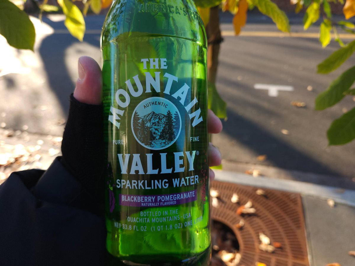 starlingrimes's tweet photo. When walking it is good to be hydrated #starlingrimes #Vancouver #Washington #water #walking #mountainvalley https://t.co/3XzIOJZVbq