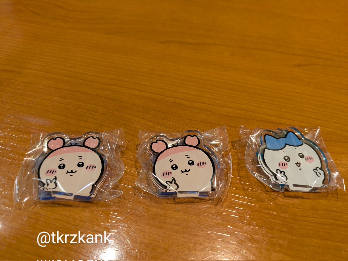 tkrzkank's tweet photo. ちいかわ　ピース！なみんなのアクリルスタンド
譲:古本屋、ハチワレ
求:うさぎ
現在梅田付近におります。直接交換可能な方いらっしゃいましたらお声がけお待ちしております。 https://t.co/G6z7P6RK4u