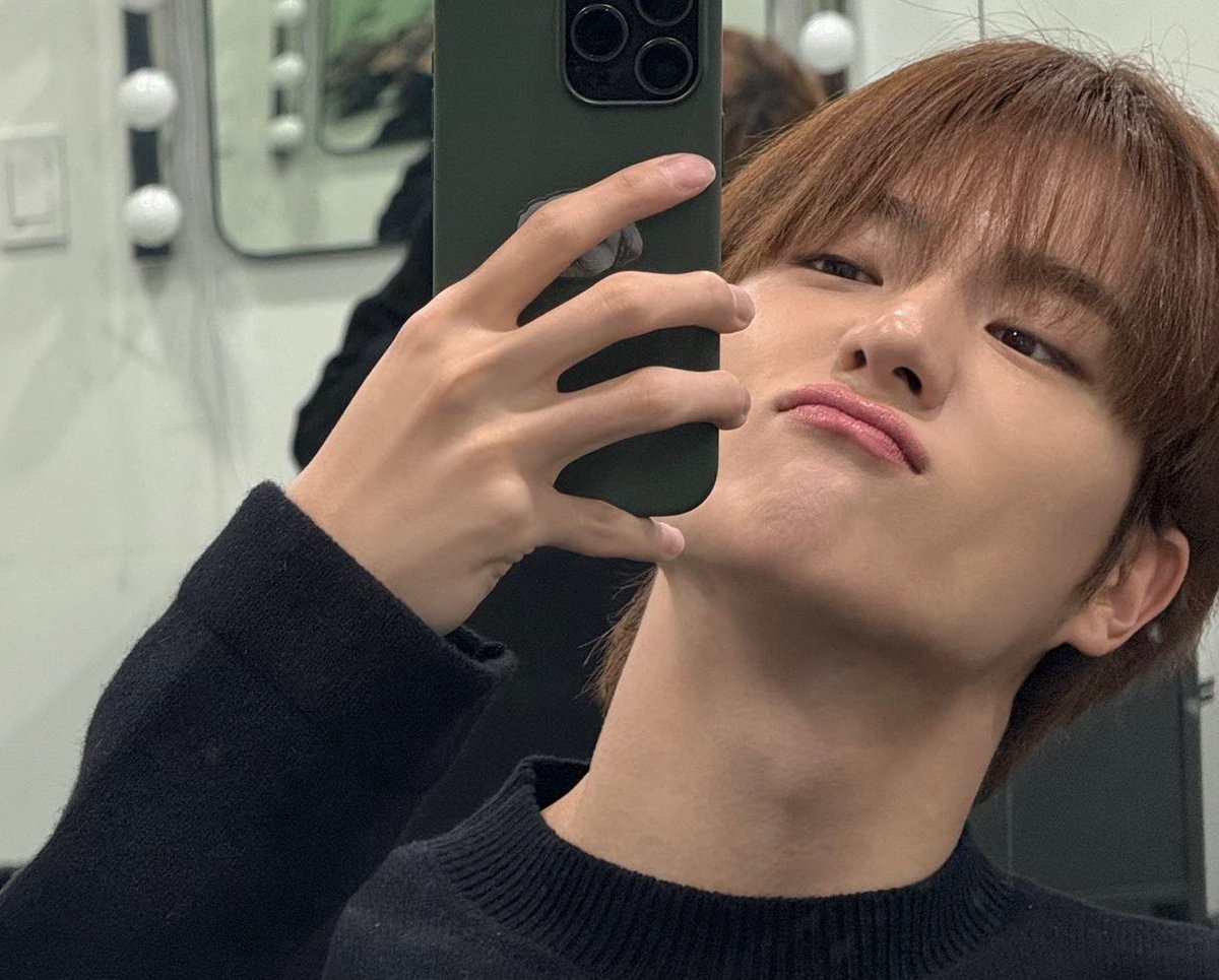 living for hyunjae and his nose scrunch selfies
