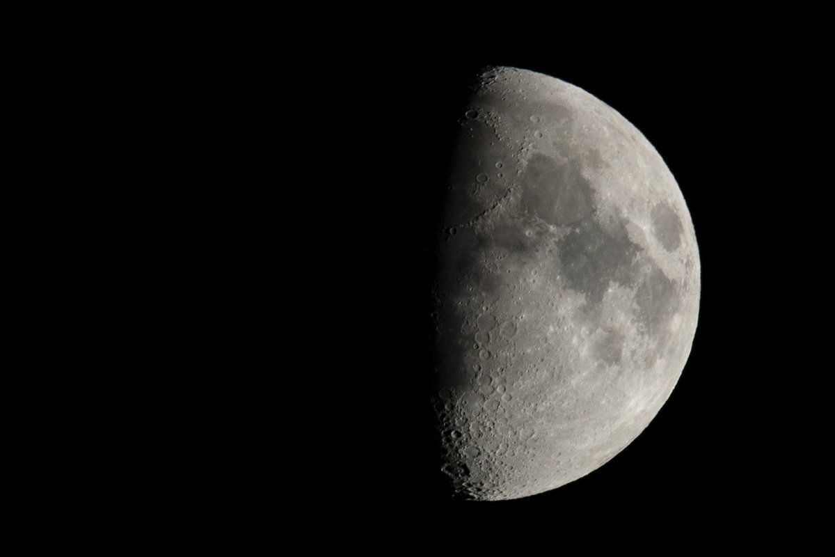 markieanelson's tweet photo. Been a while since I posted a moon image. As I got home this evening, I noticed that the moon was very bright. I’ve always liked this phase of the moon because the lighting makes the craters and mountains stand out so clearly. https://t.co/N1wrKkm8Cq