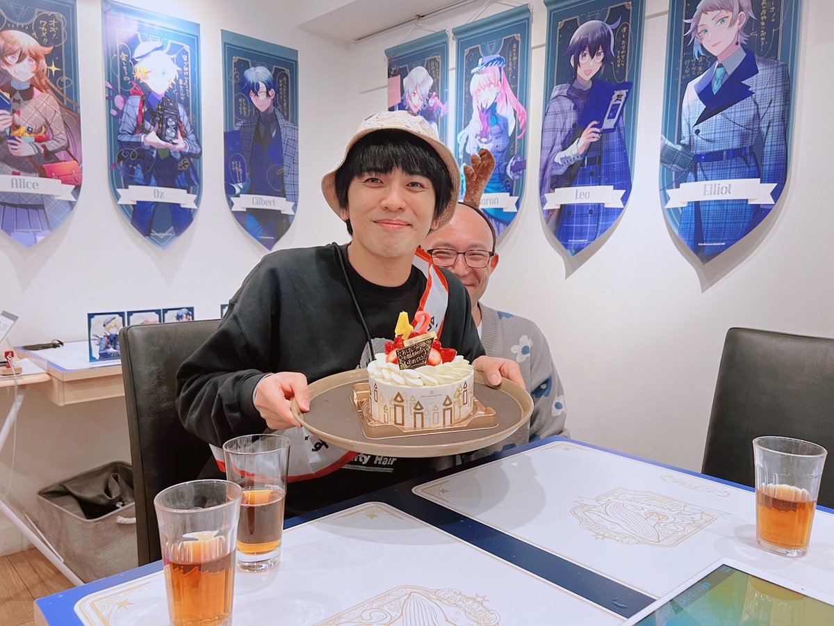 jun_mdesu's tweet photo. 12月10日は #ヴァニステ 演出の山崎彬さん(@ymzk_akr )のお誕生日✨🎂✨ということで、昨日の #パンヴァニカフェ では一足早く皆さんと一緒にお祝いをさせていただきました🎉
ニコニコの山崎さんもトナカイカチューシャの哲人さんもso cute...✨ https://t.co/x1PMvixavN