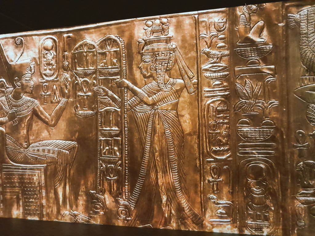 Un après-midi à l’atelier des Lumières avec la classe du Lycée Inversé <a href="/LyceeVillon/">Lycée François Villon</a>: L’Egypte des pharaons, de Khéops à Ramsès II. De magnifiques images mises en lumière et en musique, une belle pause colorée dans notre semaine.