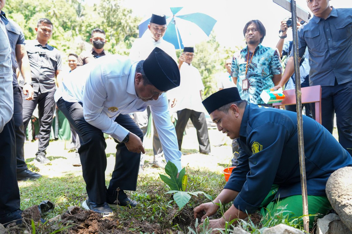 AnnoOrwels's tweet photo. Itulah sebabnya mengapa Pj Gubernur Sulbar Bahtiar Baharuddin program menanam sukun baik saat di Sulsel maupun skg di Sulbar. @prabowo @CNBCi @ZUL_Hasan @TitiekSoeharto @walhinasional @WHO @FAO
@FAOIndonesia
https://t.co/JxGCadPtFI https://t.co/msTmsBsGAA