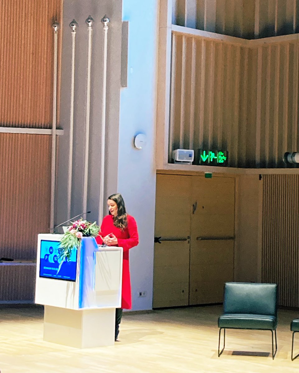 MariKuparinen's tweet photo. Ministeri @IkonenAK avaa Kansallisen #yhdyspintaseminaari :n @tamperetalo :ssa luomalla katsauksen #norminpurku -talkoisiin. Uudet toimintatavat ja -mallit ovat välttämättömiä. Siksi vanhoja normeja pitää purkaa. @Kuntaliitto @HyvilOy https://t.co/tFiFRcBxa8