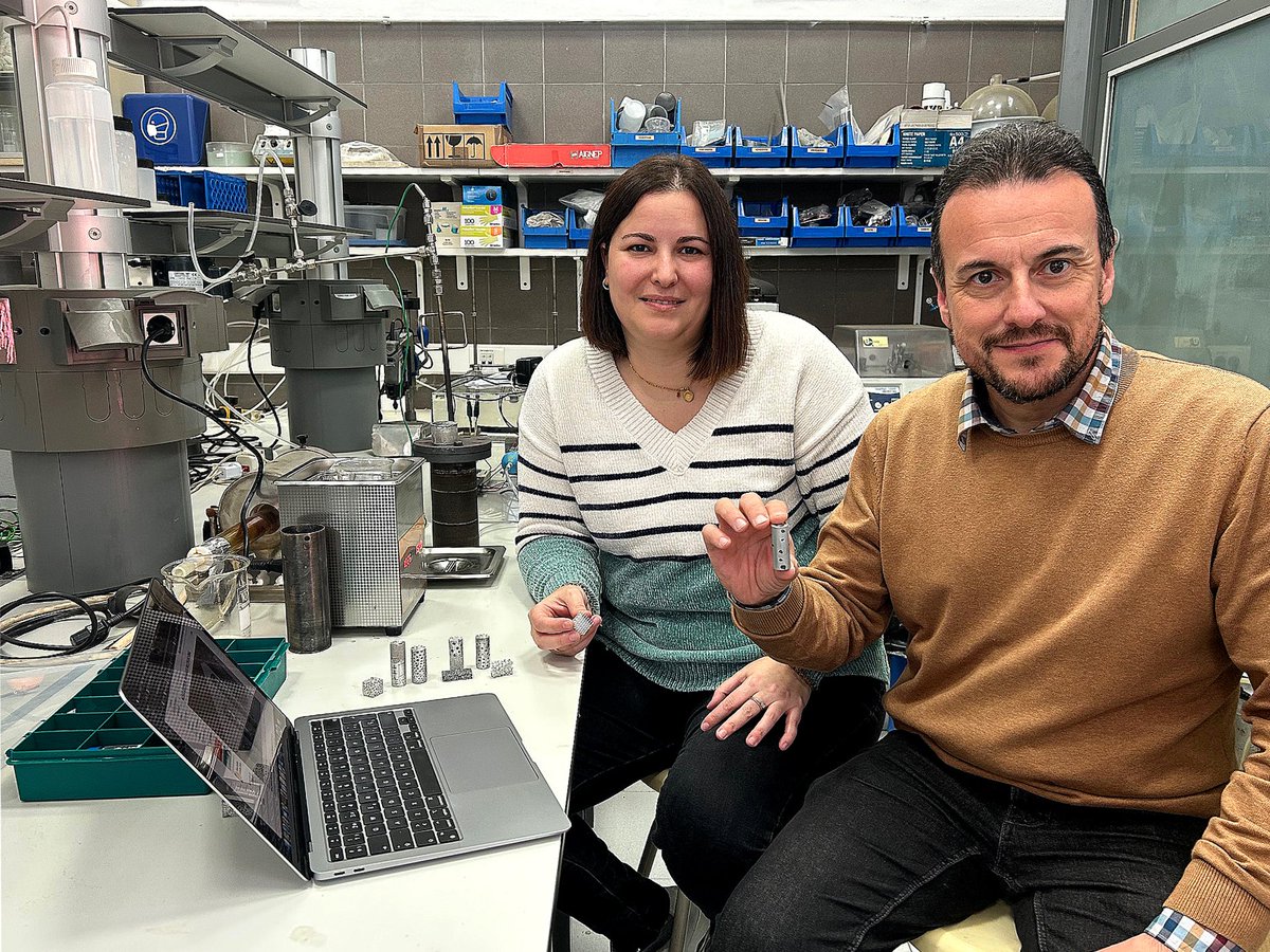 Un nuevo material aumenta en un 600 % la capacidad de eliminar el calor en dispositivos electrónicos 👏👍
Investigadores de la UA publican el desarrollo acerca de un innovador material que podría transformar el futuro de la electrónica avanzada. 
Más info: s.ua.es/es/Ksyv