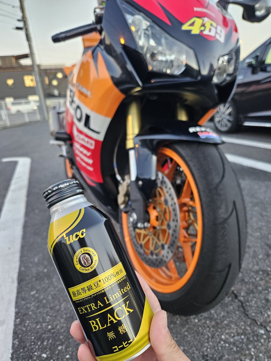 fastestcbr's tweet photo. 縁石に座ってコーヒー飲みながらバイクを眺める、ちょっとした至福 https://t.co/X2hSxrgYDH