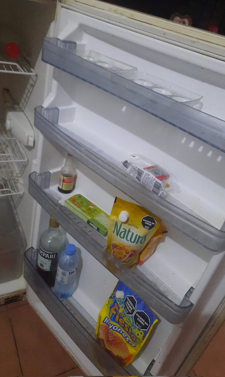 Pucksartz's tweet photo. Estas son fotos de la heladera de mi casa, o al menos la heladera que yo puedo usar, mi viejo tiene una heladera propia en su habitación y la mantienen bajo llave para que yo no pueda comer, ya hace más de 3 o 4 días que no como, estoy extremadamente mareada y con mucha hambre https://t.co/0HN8NSgekg