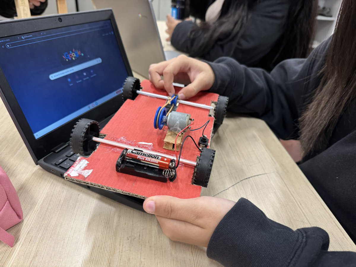 Estas semanas estamos llevando a cabo el proyecto de creación de un “Coche Eléctrico” 🚗 La electrónica siempre les encanta. #ABP en estado puro🔝