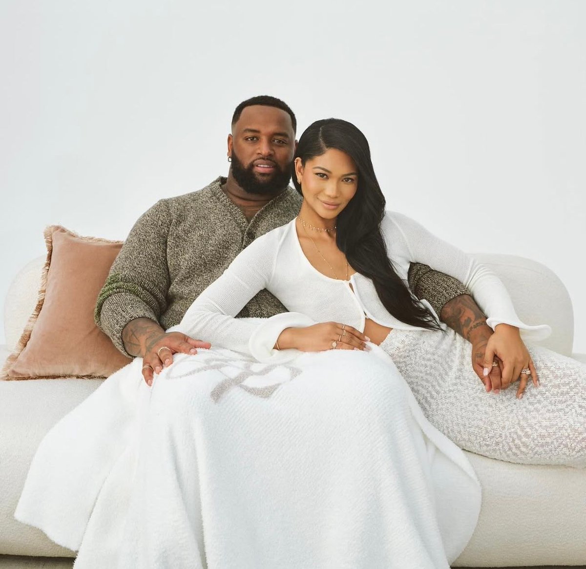 glittermagazine's tweet photo. Chanel Iman and her husband enjoy a cozy moment, cuddled up in a Chasa blanket from her collection.
#ChanelIman #Chasa https://t.co/Bp9uaDsCMf