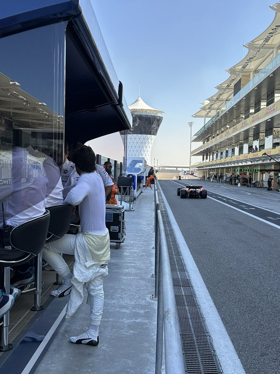 FormulaDirecta's tweet photo. 🥹 Carlos Sainz ve cómo su antiguo coche se aleja en el pit lane...

📸 @Lewis_Larkam 

#F1 #F1Testing #AbuDhabiGP 🇦🇪 https://t.co/18dvUp76MA