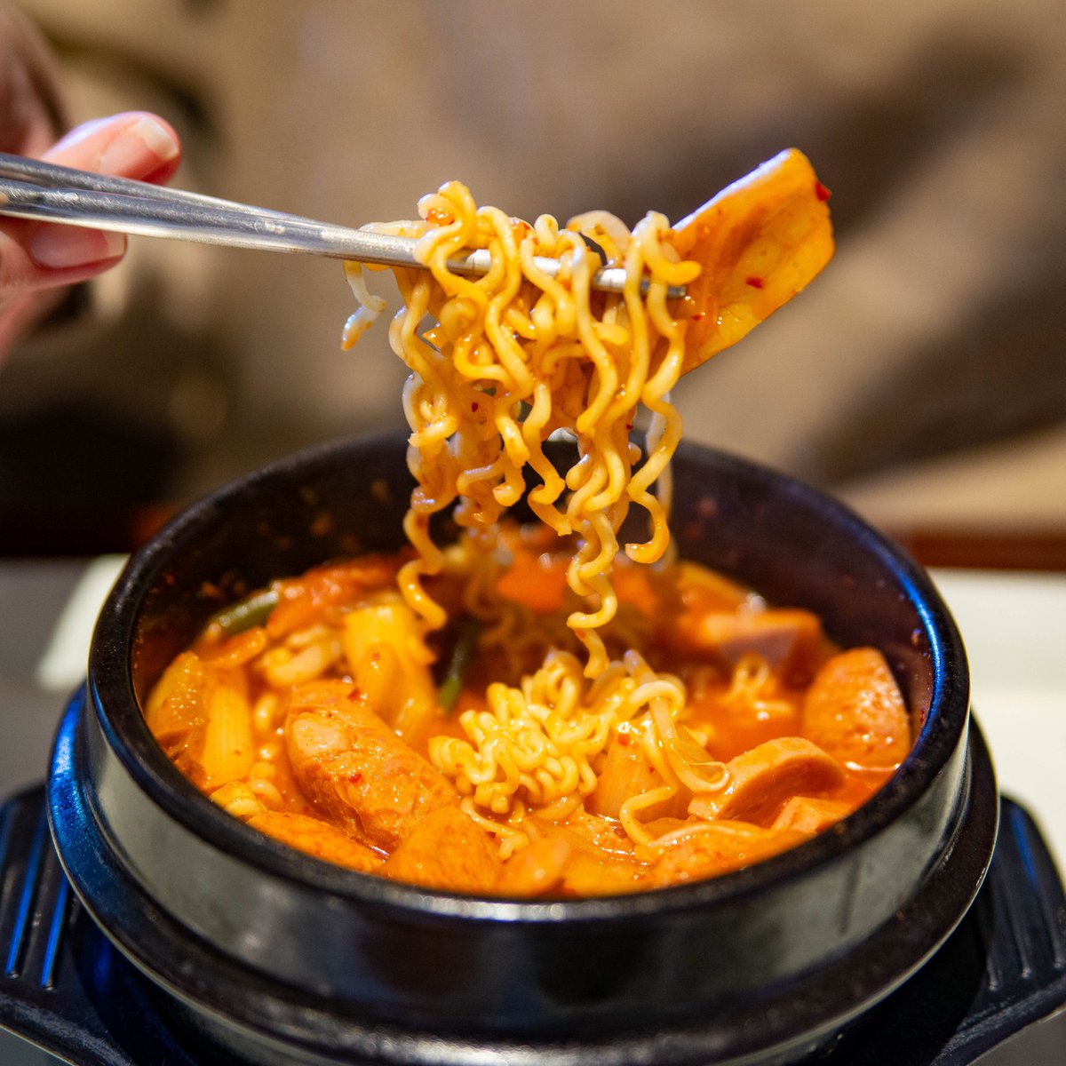 urayasusumitai's tweet photo. 風が冷たくなってきて、いよいよ冬本番！という今日このごろ。そんな時に食べたくなる🤩熱々の旨辛韓国料理！ということで、先日堀江にある【韓国野菜料理JUN】さんでランチをいただいてきました💨

アッツアツの鉄板でチーズがぐつぐつと蕩ける様子は、見ているだけでも食欲をそそられる～🤤✨甘辛いコチュジャンベースの鶏肉を絡めたら、もう最高！ホフホフしながら頬張れば身体の中からぽかぽか温かくなります☺️　軍隊チゲはラーメンがにくいっ🤩🙌ソーセージや野菜がゴロゴロ入っていて、その“ごった煮の旨さ”が食欲をそそる～😆辛さは調整できるので、スタッフさんに声をかけてみて！

美味しかった～😋お腹いっぱい幸せです🥰ごちそうさまでした！

#浦安 #urayasu #浦安グルメ #浦安ランチ #韓国野菜料理JUN #浦安に住みたい設置場所
