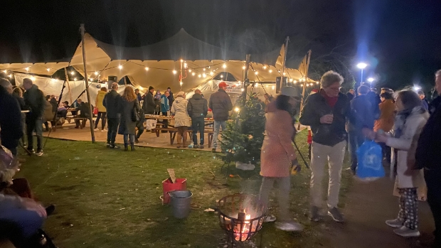Kerstfeest met proeverij en koor verbindt buurt rond Aanloophaven -  huizernieuws.nl/l/347694