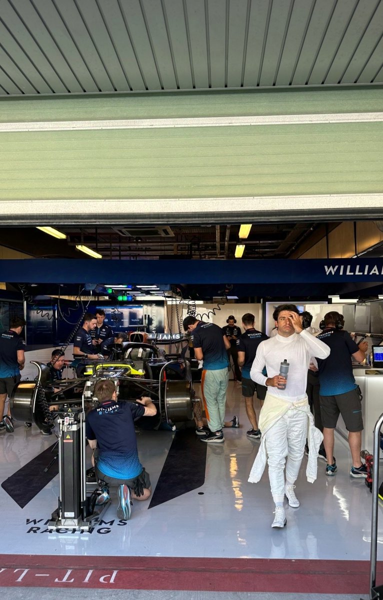 Yk23sh's tweet photo. Sainz in Williams garage #F1 #CS55 https://t.co/wH7FCNbK5V