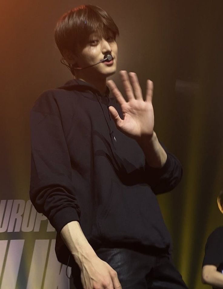 절대 그의 팔을 보지마