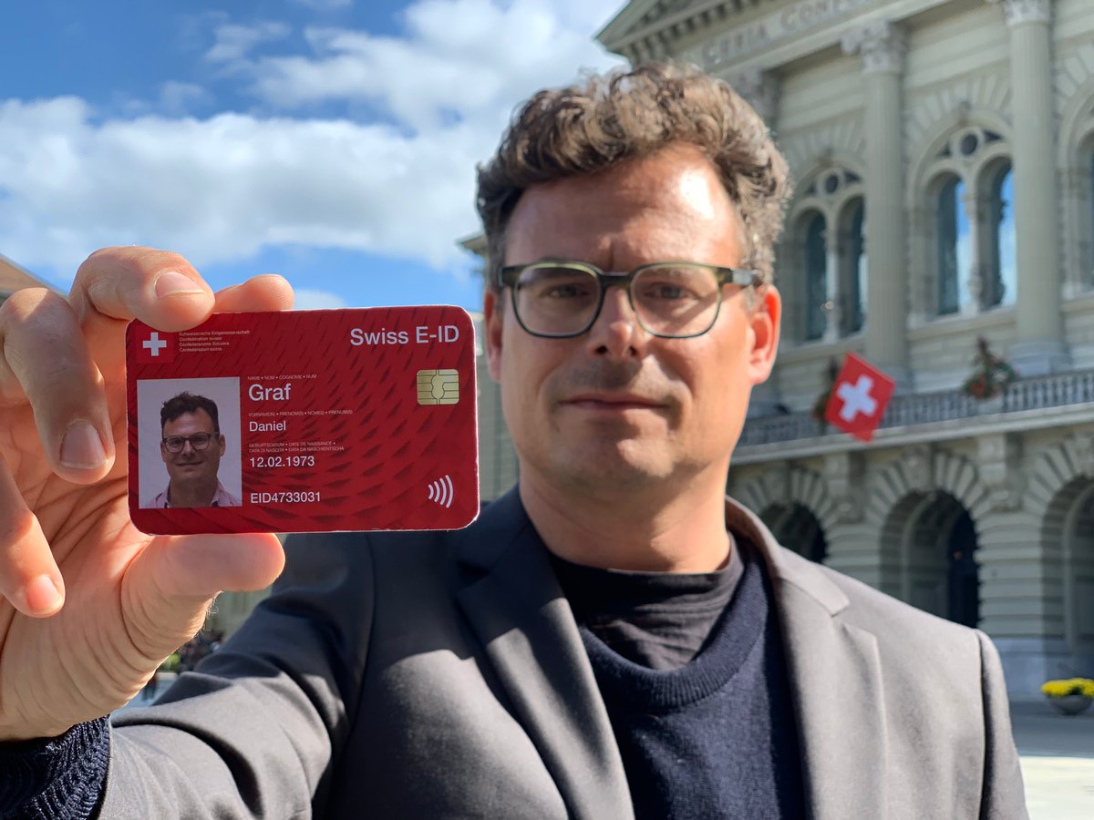 dani_graf's tweet photo. 🎄 Fast ein Weihnachts-Märchen. Im Herbst 2019 standen wir, Che Wagner, Erik Schönenberger und ich, buchstäblich alleine vor dem Bundeshaus – mit einer selbst gebastelten E-ID in der Hand. Unser Ziel: Die Privatisierung des digitalen Schweizer Passes in letzter Minute zu verhindern – gegen den Willen von Bundesrat, Parlament und Wirtschaft.
Heute bereinigt der Ständerat die letzten Differenzen für das neue E-ID-Gesetz. Die Schweiz macht einen Sprung in die Zukunft: Statt einer kommerziellen Lösung erhalten wir nun eine staatliche, datensparsame und dezentrale E-ID auf Open-Source-Basis.
Der Kampf für eine E-ID, welche die Interessen der Bevölkerung zuoberst auf die politische Agenda setzt, ist ein Prototyp für eine agile zivilgesellschaftliche Allianz, die ich mit der digitalen Gesellschaft und weitern Partner:innen aufbauen durfte. 2019 gewannen wir zusammen mit über 64 Prozent das Referendum gegen eine Privatisierung der E-ID.
Das E-ID-Gesetz, das heute verabschiedet wird, stärkt nicht nur die digitale Staatlichkeit, sondern auch die direkte Demokratie und macht sie fit fürs digitale Zeitalter. Der nächste, dringliche Schritt sind Pilotprojekte wie E-Collecting. Mit einer digitalen Unterschriftensammlung mit E-ID fallen Barrieren, der Sammelaufwand sinkt, die Sicherheit steigt.
Heute ist ein guter Tag für die direkte Demokratie. Aber wir haben auch fast ein Jahrzehnt für die Digitalisierung der Demokratie verloren. Die Erkenntnis: Das Update und die Weiterentwicklung der Demokratie kommen nie von oben. Sie müssen von uns Bürgerinnen und Bürgern erkämpft werden.
Jetzt heisst es dranbleiben – für E-Collecting, das Herzstück der digitalen Demokratie!
PS: Die neue E-ID kommt ins Smartphone Wallet. Im Bild seht ihr meine E-ID aus der Referendums-Kampagne 2019 🙃