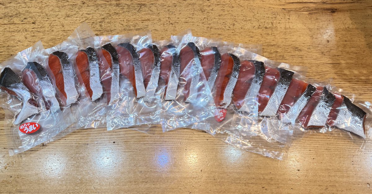 musooyaji's tweet photo. 【お宝さんDIRECT™だより】
これがめっちゃうまい！紅鮭の片身買いだ！ https://t.co/h5BrRBrSZm
