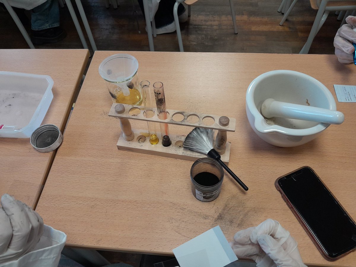 En séquence 2 le Lycée Inversé e Lycée des Futurs ont étudié la criminole …in english <a href="/LyceeVillon/">Lycée François Villon</a> avec <a href="/Aurelie_Le_Hir/">Aurélie Le Hir</a>
Empreintes digitales, extraction d’ADN, message caché et codé, analyse de traces rouges et groupe sanguins…le tout en laboratoire en anglais !