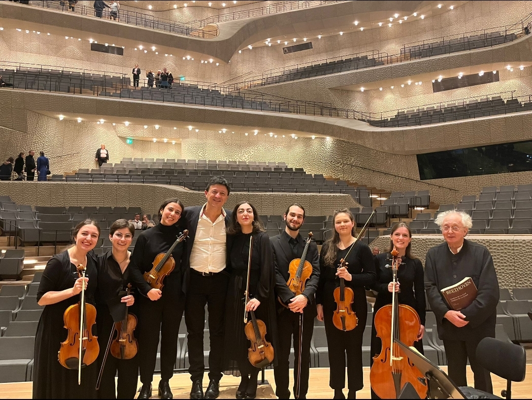 OrchestCElysees's tweet photo. 📸 RETOUR EN IMAGES | BEETHOVEN EUROPEAN ARK III

Clap de fin pour la première partie de notre #tournée consacrée à la 9e symphonie de #Beethoven ✨
Mille mercis au #CollegiumVocaleGent, à #EleanorLyons, #SophieHarmsen, #IlkerArcayürek et #JarrettOtt.
Dir. : #PhilippeHerreweghe https://t.co/vVrCB8E0ug