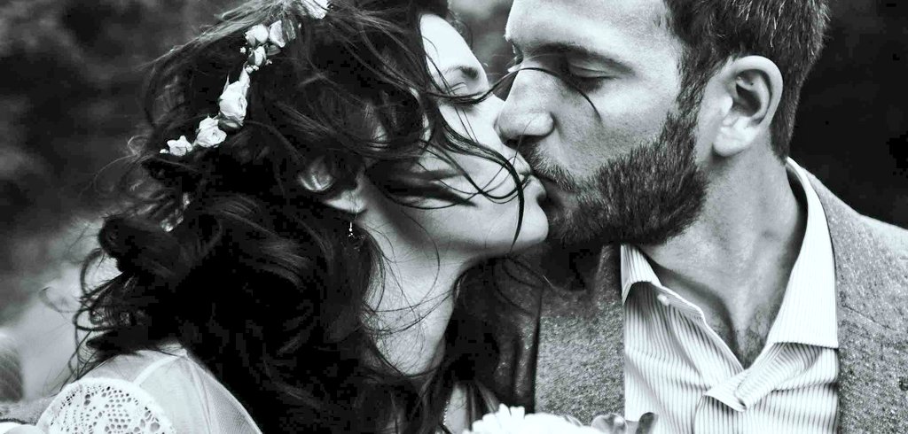 mywolf8_'s tweet photo. "Quanto sono belle quelle persone che puoi arrenderti
e buttare via la corazza
Quelle che puoi lasciarti andare essere te stesso/a
mai a disagio mai di troppo mai fuori luogo e in disparte
Così #dovrebbeEssere perché 
tanto non ti succederà nulla"
#UntemaAlGiorno
Buongiorno☕🌹♥️ https://t.co/PauVP58O72
