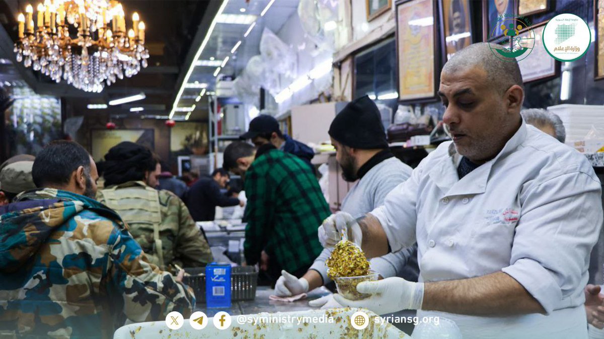 SYMINISTRYMEDIA's tweet photo. دمشق تتنفس الحياة مجدداً، معالمها تزهو بجمالها، وشوارعها تضج بالفرح، #دمشق قصة مدينة لا تنحني للمحن.
#حكومة_الإنقاذ_السورية 
#وزارة_الإعلام https://t.co/025vV57LQS