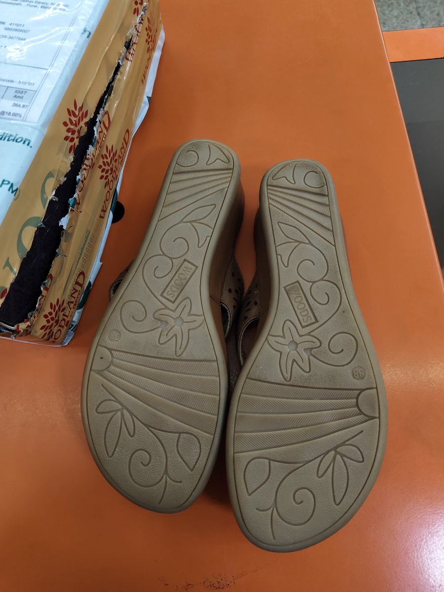 Ganeashu's tweet photo. @Woodland DONT ORDER ONLINE FROM WOODLAND WEBSITE/APP, THEY WILL SEND YOU DEFFECTIVE STOCK,
On 25 Nov i ordered a chappal from their app, it delivered me on 3rd dec a DEFECTIVE pcs, i immediately contacted to their customer care, they said you have to mail items photo and bill copy, i sent https://t.co/4Ww4G7VWPZ