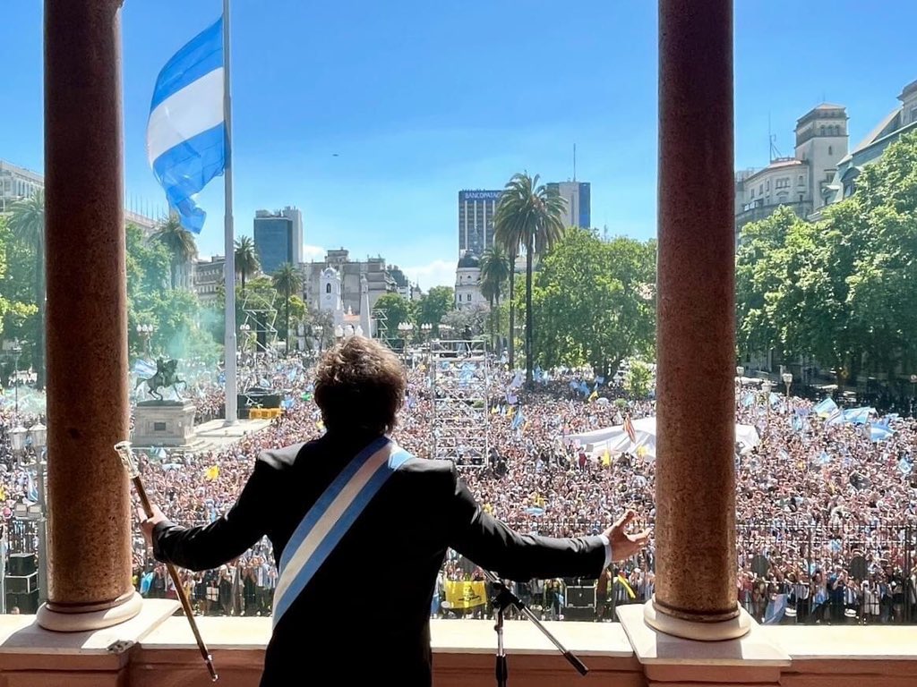 usdtermo's tweet photo. Un año. Historia. https://t.co/7kW6Df4COM
