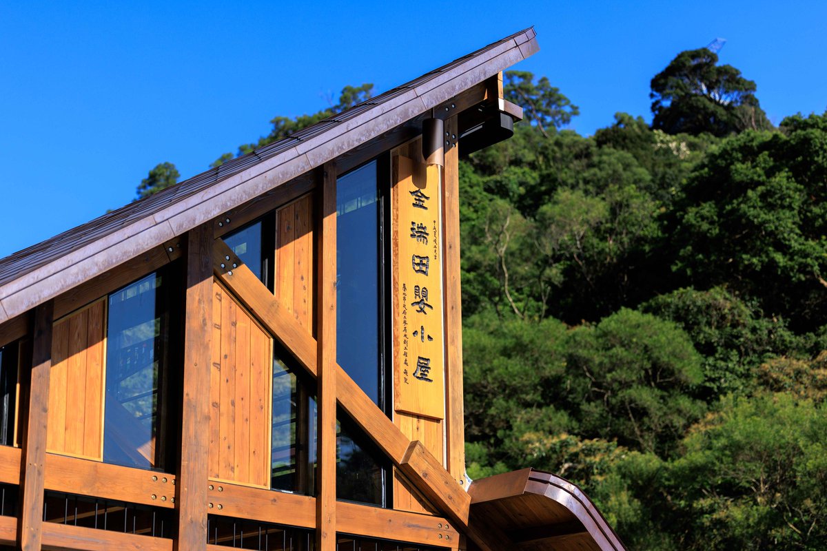 TaiwanHoy's tweet photo. Los colores cálidos se fusionan con el entorno, entre las cabañas y los pabellones diseñados para la observación de libélulas, en el recientemente inaugurado Parque de Gestión del Agua Jinrui 2.0, en el sector de #Neihu en #Taipéi. 🏞️
📸 Oficina de Ingeniería Hidráulica de Taipéi https://t.co/nzP1QltMhg
