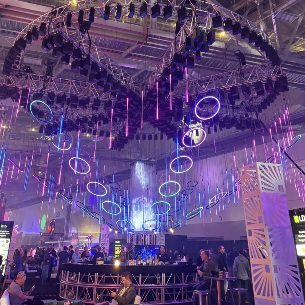 Soundhouse_jp's tweet photo. 【LDI Show 2024💫】
アニメーションのような演出や、照明が映える会場内のバーも🌈 @LDITradeshow #LDIShow #サウンドハウス #照明 https://t.co/nNOBH4gjIp