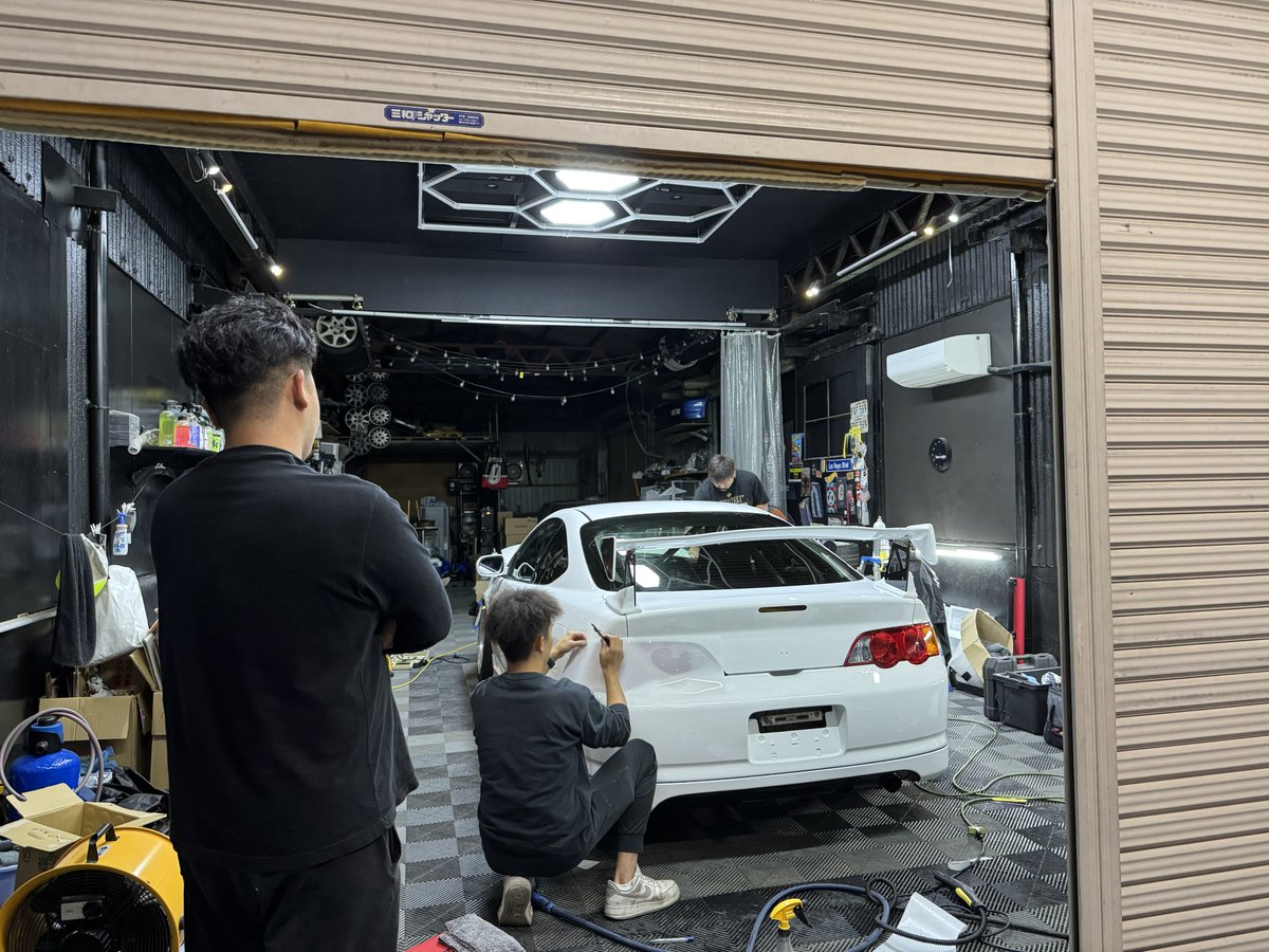 shin_doya's tweet photo. #今年の仕様変更を振り返る
・全塗装(130Rホワイト)
・リア3面を素ガラスへ
・リアウォッシャースムージング
・前期無限サイドスカート
・ヘッドライト、テールランププロテクションフィルム
・エンブレムを黒に塗り替え
・コーティング施工 https://t.co/Kz8QgvKBpi