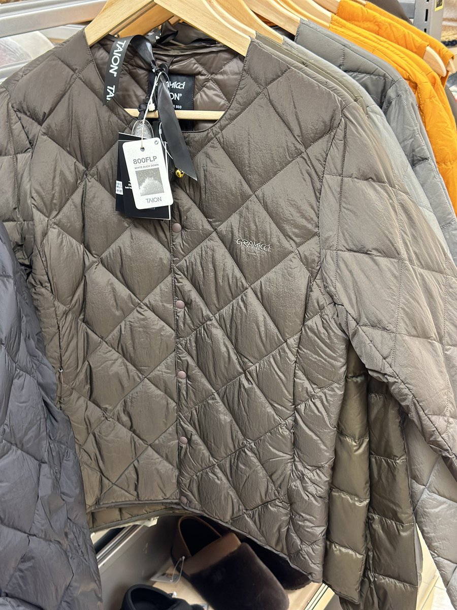 LOFT_YOKOHAMA's tweet photo. \実はたくさん…/
グッと冷え込み
本格的な寒さ対策が
必要になってきましたね。🥶❄️
実は #横浜ロフト では
ウェアも豊富に扱っています☃️
もちろんマフラー🧣や手袋🧤
あったか靴下などもございます🧦
ご旅行前やプレゼントにも
冬の装いを一式、揃えてみませんか♪
#旬商品
#WARMSTYLE https://t.co/73xctMOD8C