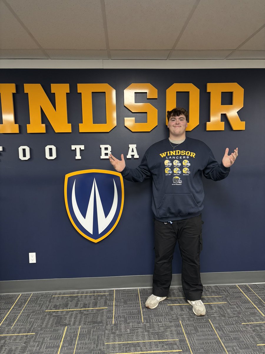 ChasePorteous_'s tweet photo. Excited to announce that I’ve signed with the University of Windsor Lancers on a full football scholarship. Thank you to everyone that has supported me. I look forward to joining my new family next month. @OUAsport @CoachCircelli @coachjoeLancers @CoachBeardy @MrNoOffseason @sturgeonherd67 @UWindsor @WindsorLancers 💛💙💛💙
