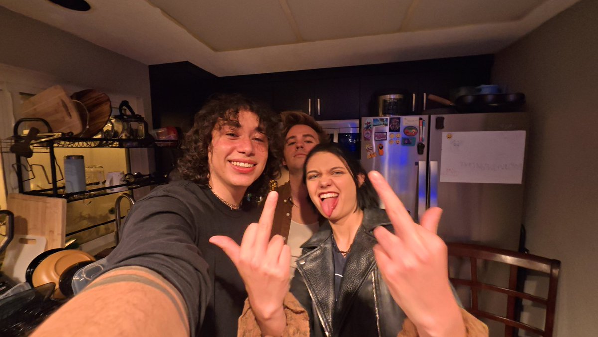 iamdark__'s tweet photo. friends 🖤 https://t.co/rqjdy6W3qN