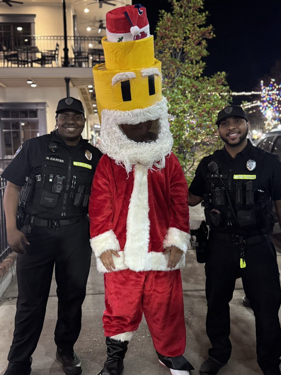 OxfordPolice's tweet photo. You never know who you’ll run into on #TheSquare #LegoSanta 🎅 https://t.co/GJDJawmreZ