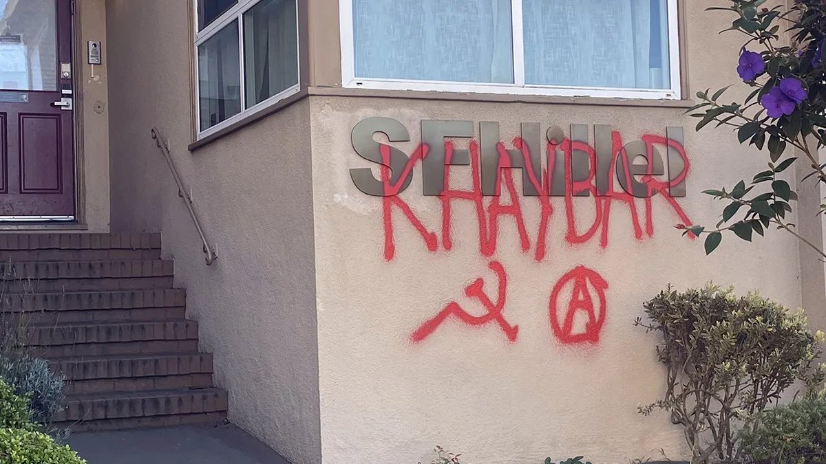 EYakoby's tweet image. BREAKING: San Francisco Hillel, a center for Jewish life serving university students across the city, was vandalized with "Khaybar" last night.

Khaybar refers to when Muslims in 628 CE slaughtered every Jew. This is a direct threat against the Jewish community in SF.