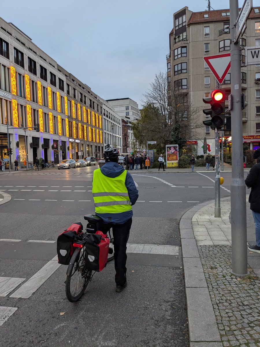 #berlin #CyclistsWaiting for green #citycycling #fahrradalltag #traffic #photoseries