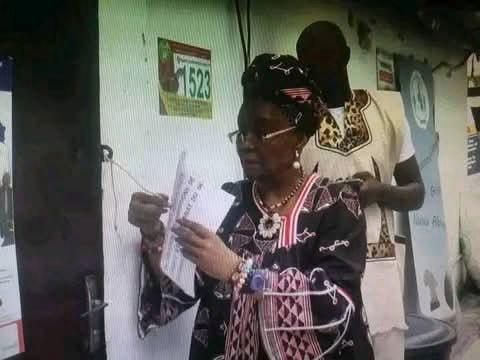 EsBi_Media's tweet photo. ⭕️L’avocate Alice Nkom défie le ministre de l’Administration territoriale, Paul Atanga Nji, en retirant devant les médias les scellés apposés sur les bureaux du Réseau des Défenseurs des Droits Humains en Afrique Centrale (#REDHAC)...⤵️
https://t.co/VwlU64jHuF https://t.co/EdvrUGWQTf