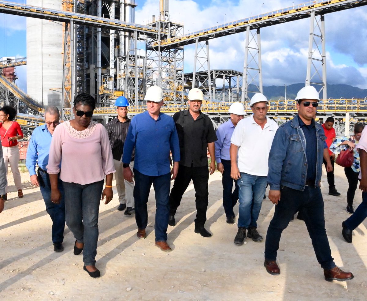 DiazCanelB's tweet photo. Volvimos a San Antonio del Sur, se ha trabajado duro en la recuperación y muchas cosas cambian para bien. También estuvimos en la ciudad de Guantánamo y de Santiago de #Cuba, pueblos que siempre energizan. Terminamos el día honrando a Fidel y a los padres fundadores de la nación. https://t.co/PCgJSiwiGs