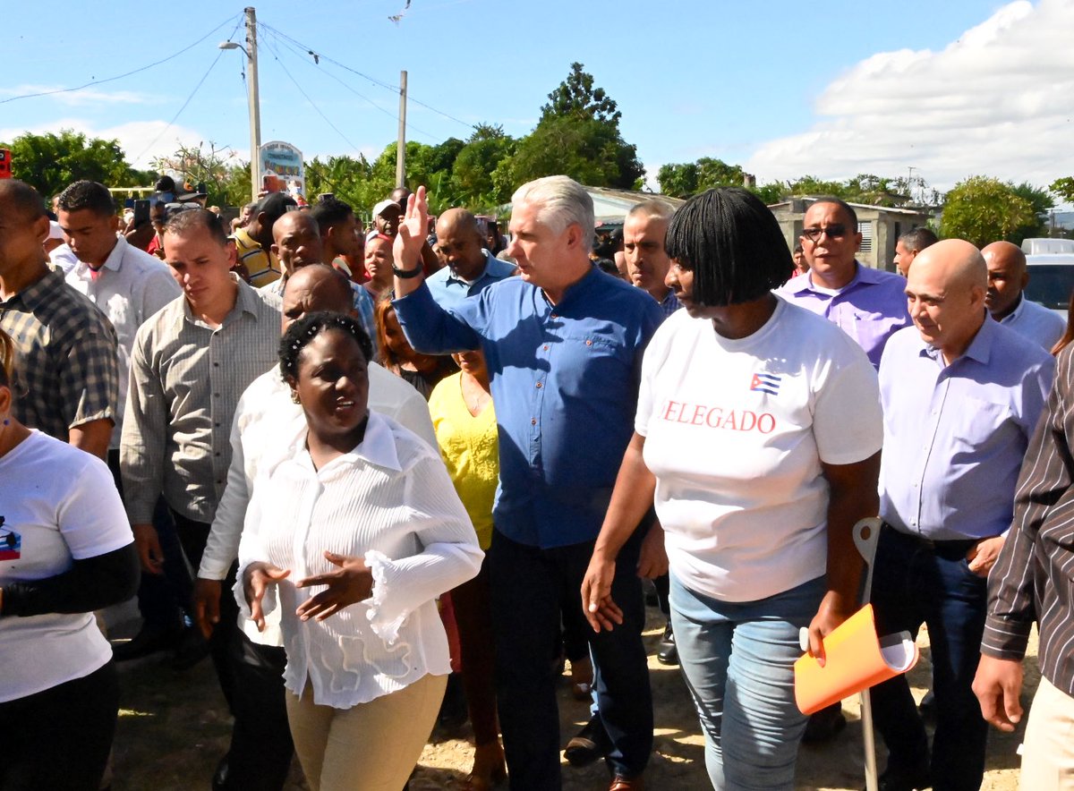 DiazCanelB's tweet photo. Volvimos a San Antonio del Sur, se ha trabajado duro en la recuperación y muchas cosas cambian para bien. También estuvimos en la ciudad de Guantánamo y de Santiago de #Cuba, pueblos que siempre energizan. Terminamos el día honrando a Fidel y a los padres fundadores de la nación. https://t.co/PCgJSiwiGs