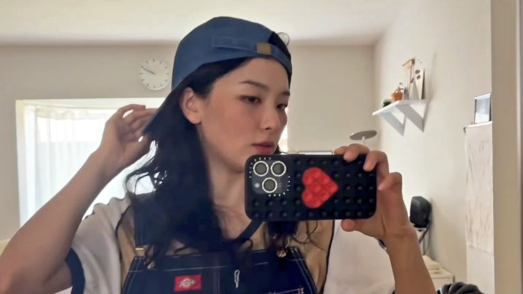 kseulgijjang's tweet photo. witnessing seulgi getting her hair shorter and shorter and GAYERRRRR 😭 every time seulgi gets a haircut, a bunch of gays (me) went crazy 😭😭😭😭😭😭😭 https://t.co/cM7HfoNpiu