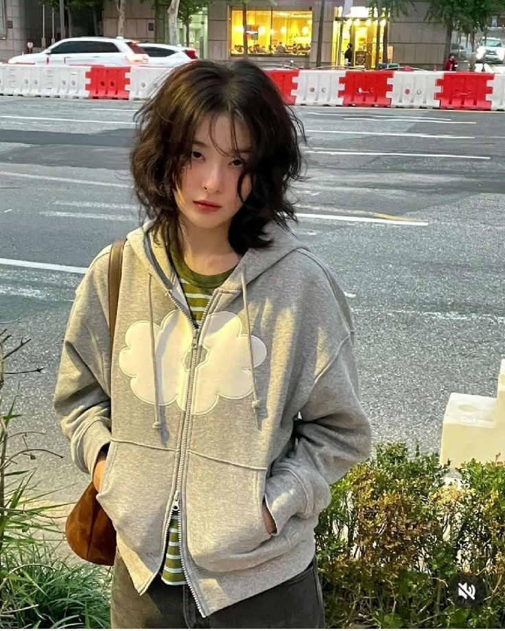 kseulgijjang's tweet photo. witnessing seulgi getting her hair shorter and shorter and GAYERRRRR 😭 every time seulgi gets a haircut, a bunch of gays (me) went crazy 😭😭😭😭😭😭😭 https://t.co/cM7HfoNpiu