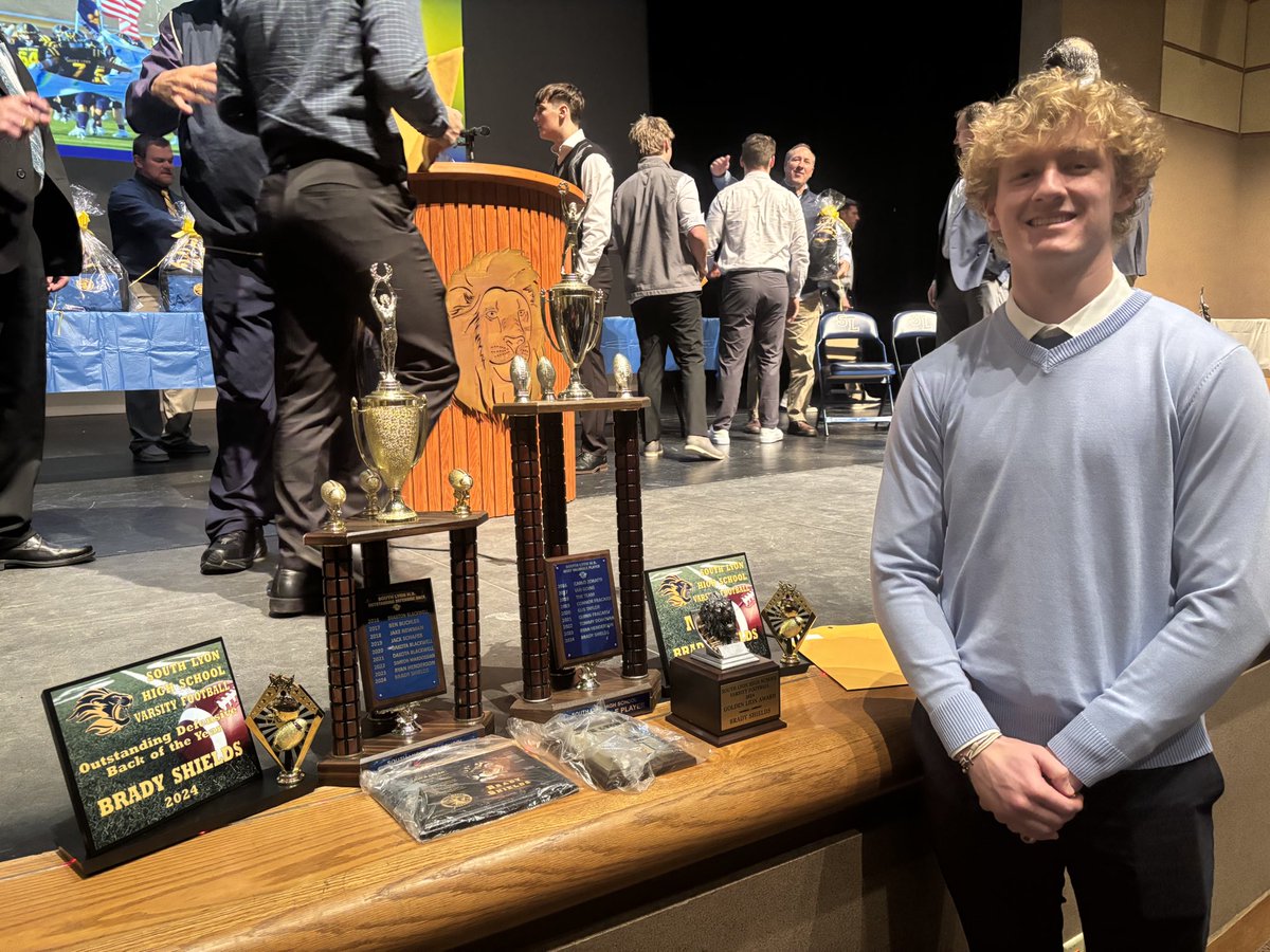 Shields_here's tweet photo. After my last ever High School Football banquet, I received the Defensive Back (LB and DB) award, Golden Lion Award, Lions Creed award, Captain’s award, 3yr varsity football, all conf, academic gold pin, and Team MVP
Thank you to @HEDslhsfootball for making these 4 years special https://t.co/4uPonfjvcx