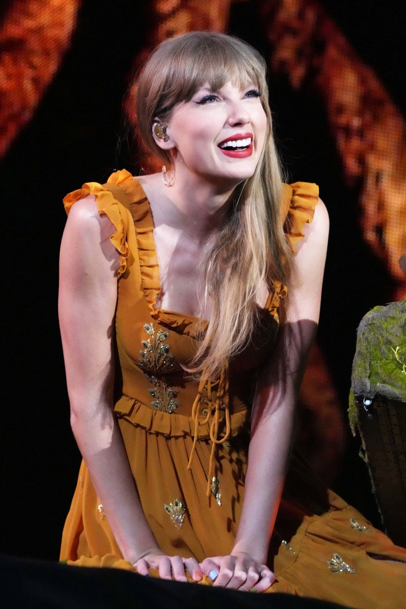 AmandaKing98's tweet photo. Her smile!!! This is the happiest I’ve seen her in so long. Her dreams are coming true, her friendships are growing, she’s in love with a good man, her hard work is paying off. I just love to see good things happen to good people @taylorswift13 https://t.co/2EdRLcXvTd