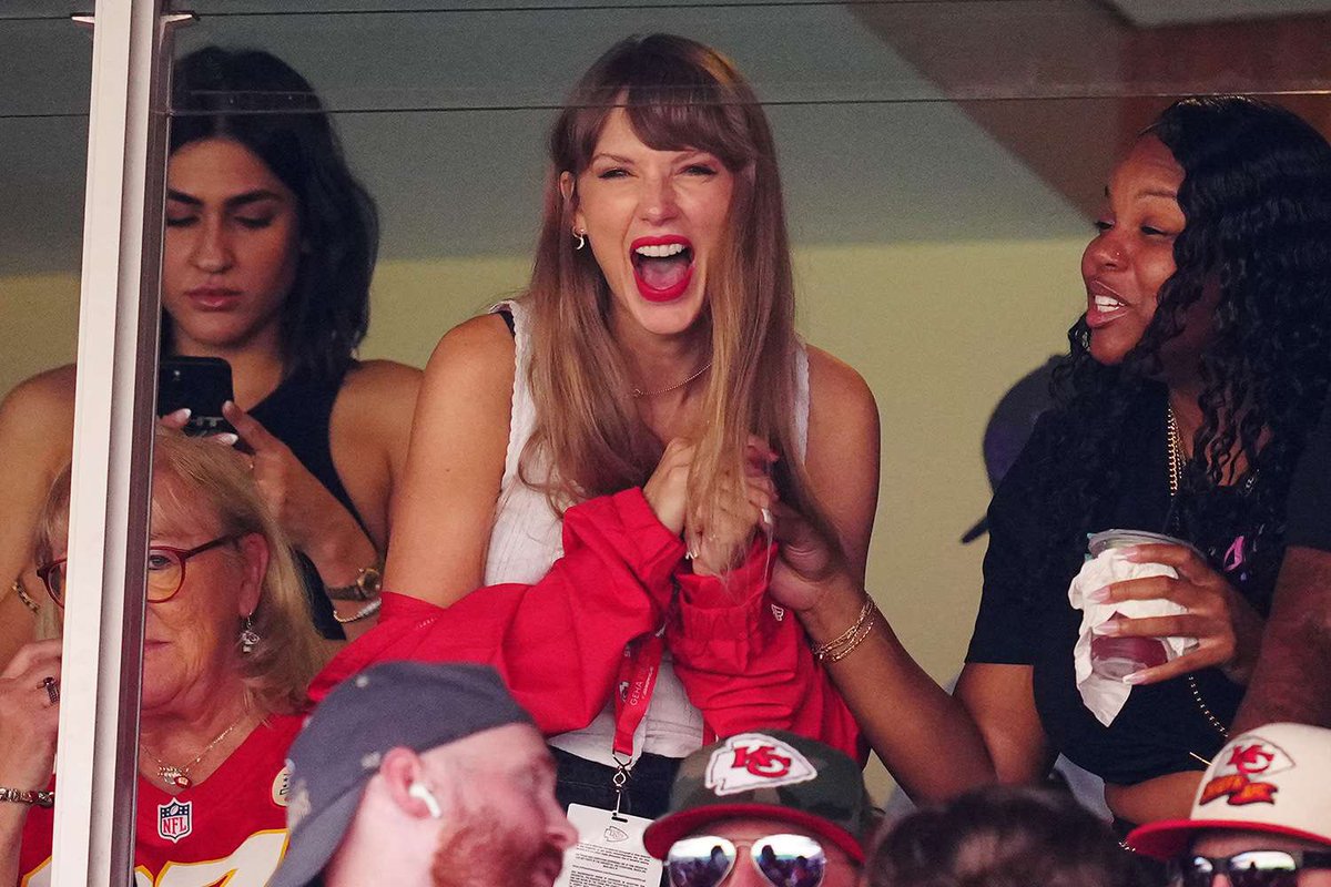 AmandaKing98's tweet photo. Her smile!!! This is the happiest I’ve seen her in so long. Her dreams are coming true, her friendships are growing, she’s in love with a good man, her hard work is paying off. I just love to see good things happen to good people @taylorswift13 https://t.co/2EdRLcXvTd