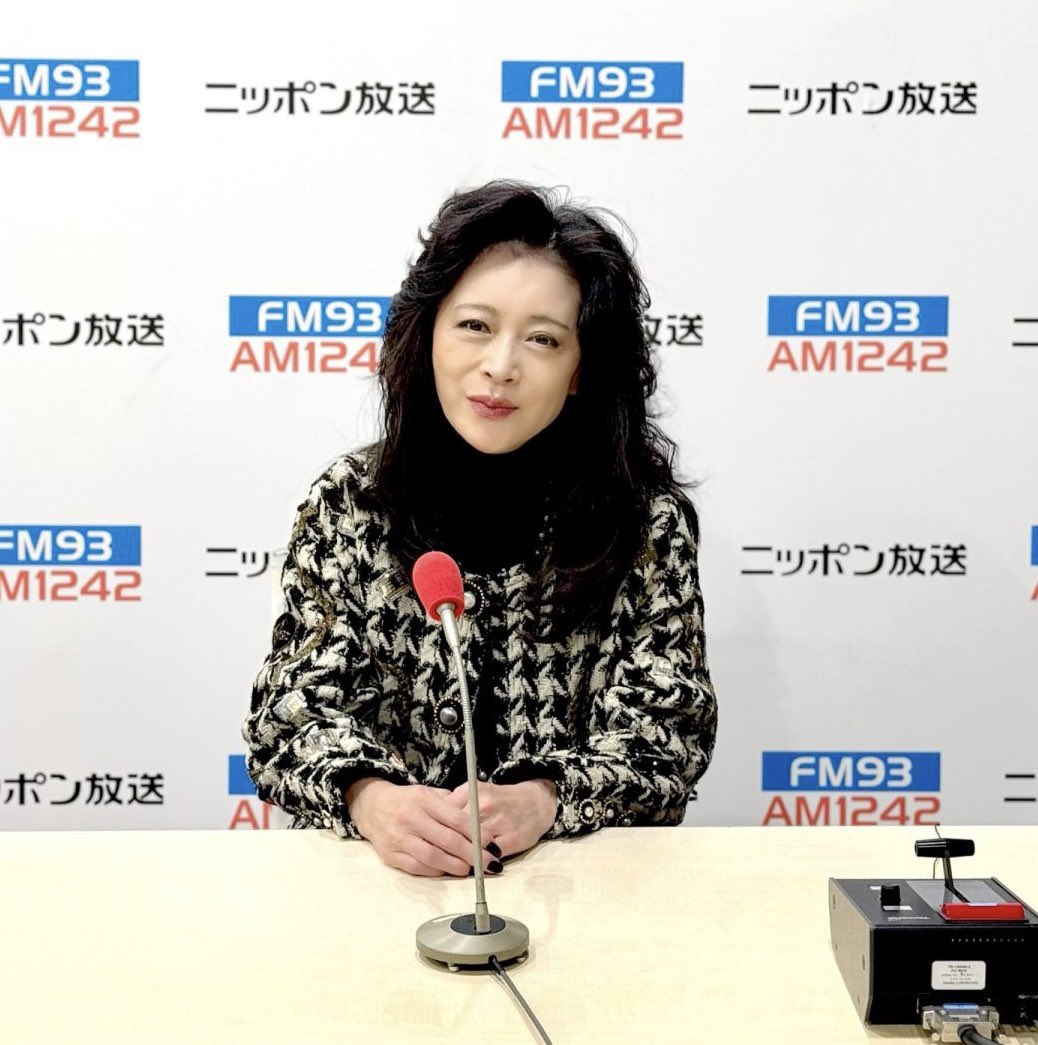 PrintedM1295's tweet photo. 中森明菜←着てるのはCHANEL AW 1987のツイードジャケット

今日公開されたラジオ収録時の写真
80年代のヴィンテージシャネルを今も大切に着てる姿 https://t.co/tZFiTVwGCY