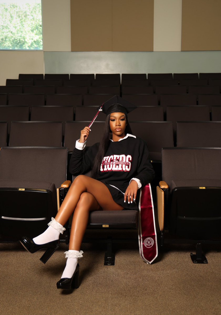 jaaniyaaaa's tweet image. I graduate FRIDAYYY 🎓🐯 #HBCU #txsu #firstgen