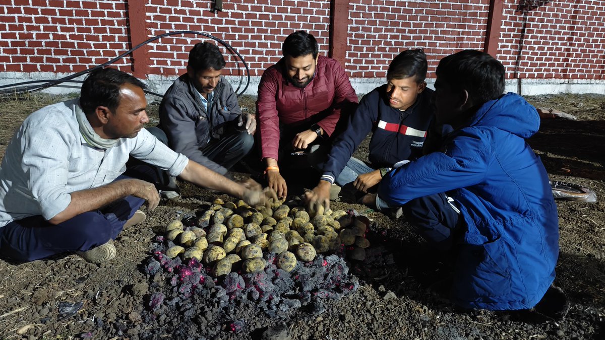 jayvardhanjoshi's tweet photo. ठंड का आगमन हो गया है। मौसम में आई ताजगी और सर्द हवाओं ने सर्दियों का अहसास दिला दिया है।
ठंड के मौसम में खेतों में बने मालवा के प्रिय भोजन दाल बाटी का स्वाद कुछ और ही होता है।
#WinterDelight #TraditionalTaste #WinterVibes https://t.co/oClLmPOPsS
