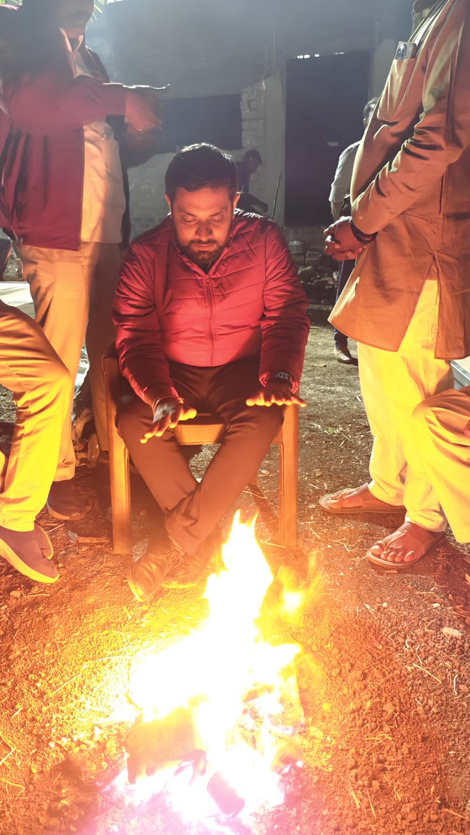 jayvardhanjoshi's tweet photo. ठंड का आगमन हो गया है। मौसम में आई ताजगी और सर्द हवाओं ने सर्दियों का अहसास दिला दिया है।
ठंड के मौसम में खेतों में बने मालवा के प्रिय भोजन दाल बाटी का स्वाद कुछ और ही होता है।
#WinterDelight #TraditionalTaste #WinterVibes https://t.co/oClLmPOPsS