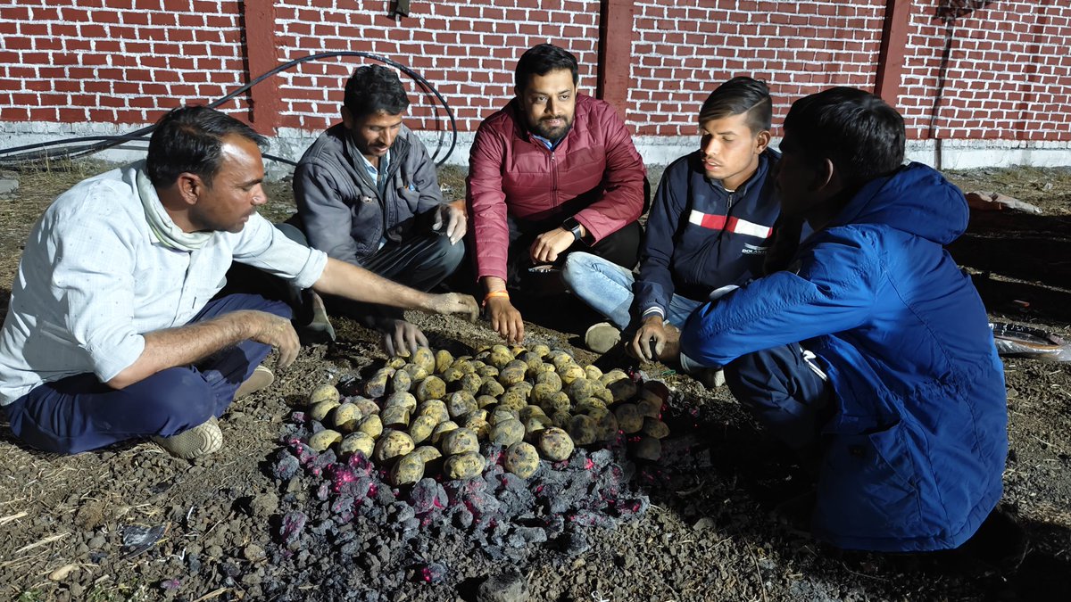jayvardhanjoshi's tweet photo. ठंड का आगमन हो गया है। मौसम में आई ताजगी और सर्द हवाओं ने सर्दियों का अहसास दिला दिया है।
ठंड के मौसम में खेतों में बने मालवा के प्रिय भोजन दाल बाटी का स्वाद कुछ और ही होता है।
#WinterDelight #TraditionalTaste #WinterVibes https://t.co/oClLmPOPsS