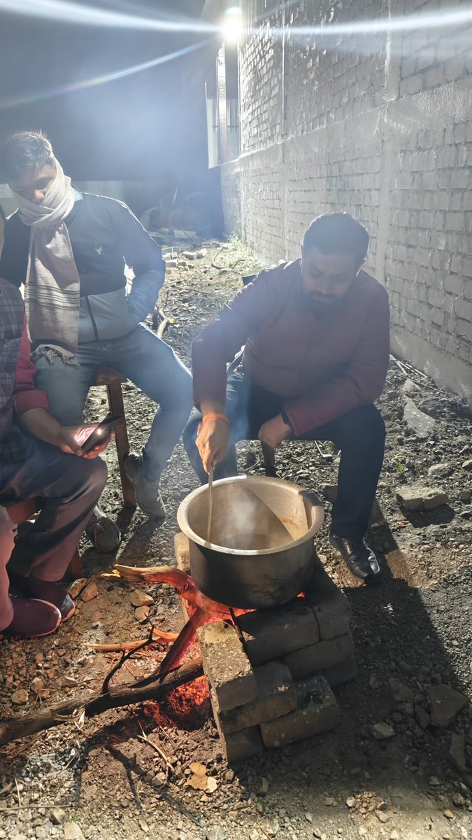 jayvardhanjoshi's tweet photo. ठंड का आगमन हो गया है। मौसम में आई ताजगी और सर्द हवाओं ने सर्दियों का अहसास दिला दिया है।
ठंड के मौसम में खेतों में बने मालवा के प्रिय भोजन दाल बाटी का स्वाद कुछ और ही होता है।
#WinterDelight #TraditionalTaste #WinterVibes https://t.co/oClLmPOPsS