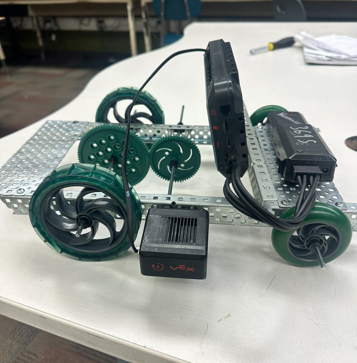 Lilyscott2027's tweet image. Gearing up to see how our robot stacks up in the tug o’ war test in #engineering class! #stem #girlsinengineering #womeninSTEM @115yhs